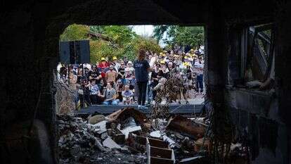 תושבי קיבוץ בארי בצעדה וטקס לציון טבח ה-7 באוקטובר. | יונתן זינדל - פלאש 90 תושבי קיבוץ בארי בצעדה וטקס לציון טבח ה-7 באוקטובר. | יונתן זינדל - פלאש 90