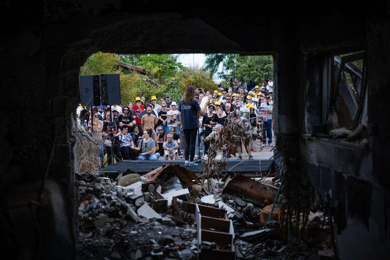 תושבי קיבוץ בארי בצעדה וטקס לציון טבח ה-7 באוקטובר. | יונתן זינדל - פלאש 90