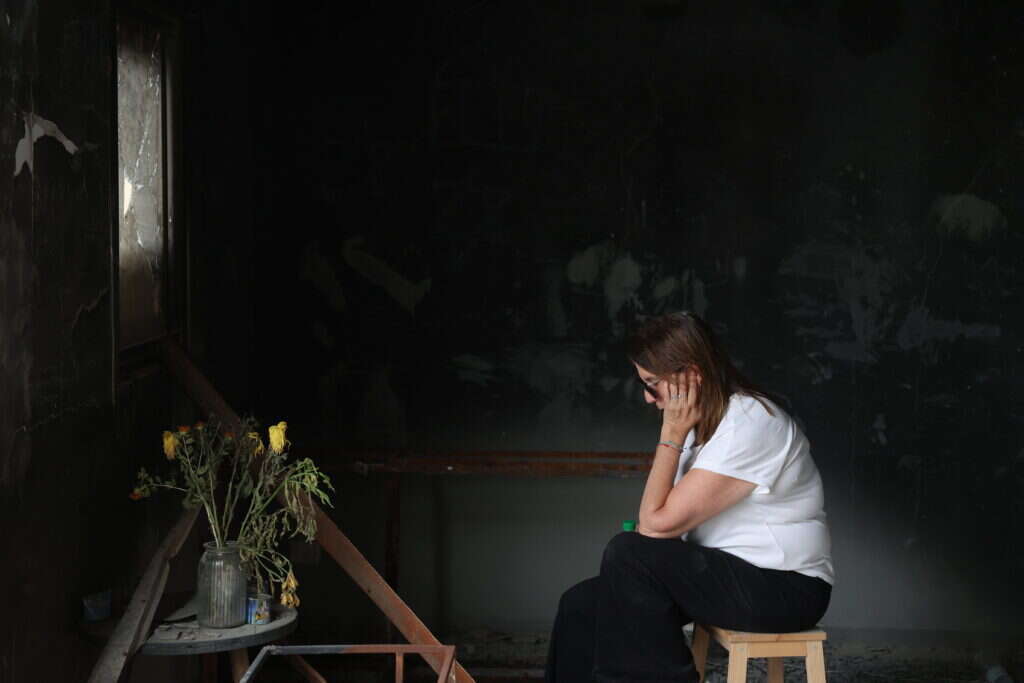 ענבר אלון, חברת קיבוץ בארי, בביתה ההרוס במהלך טקס האזכרה לטבח ה-7 באקטובר. | EPA ענבר אלון, חברת קיבוץ בארי, בביתה ההרוס במהלך טקס האזכרה לטבח ה-7 באקטובר. | EPA