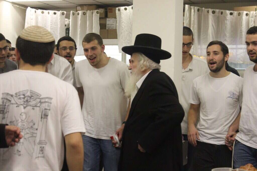 סמ"ר איתי פוגל ז"ל עם חבריו בישיבה. | ישיבת מעלה אליהו