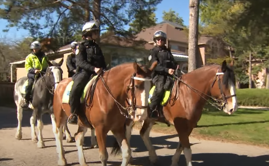 משטרה סמוך לבית הספר היהודי "בית חיה מושקא" בקנדה. | מסך מיוטיוב