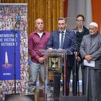 הרב פרץ בעת נאומו באו"ם. | Perry Bindelglass הרב פרץ בעת נאומו באו"ם. | Perry Bindelglass