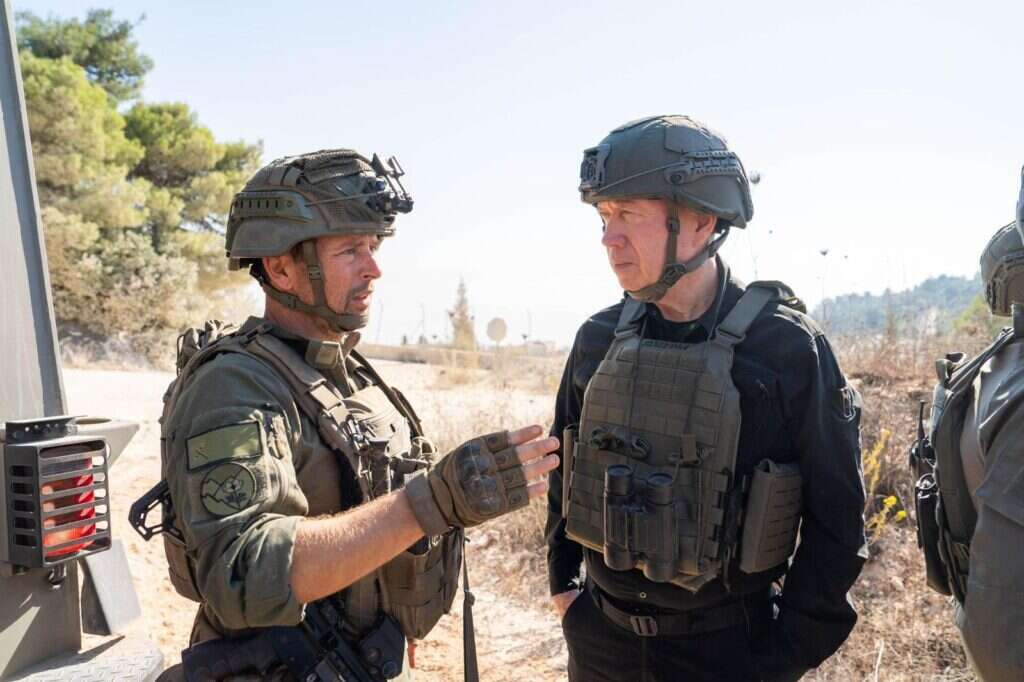 תא"ל שר קלפר ושר הביטחון גלנט בגבול הצפון. | אריאל חרמוני, משרד הביטחון