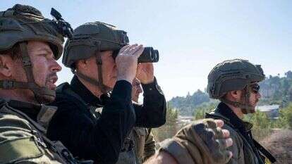 שר הביטחון גלנט בגבול הצפון. | אריאל חרמוני, משרד הביטחון