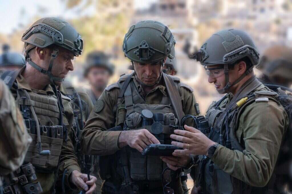 מפקד פיקוד הצפון, אלוף אורי גורדין וראש אגף המודיעין, אלוף שלומי בינדר בהערכת מצב בדרום לבנון. דובר צה"ל