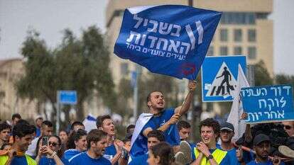 צעירים צועדים במחאה על האחדות בין העם בישראל, ליד הכנסת, 23 במרץ 2023. | יונתן זינדל/Flash90