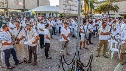 תפילת נעילה בכיכר החטופים. | Yehoshua Yosef/Flash90