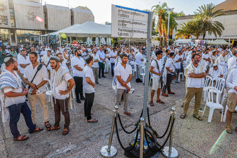 תפילת נעילה בכיכר החטופים. | Yehoshua Yosef/Flash90