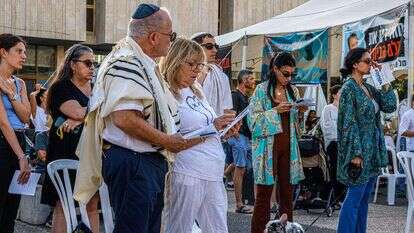 תפילת נעילה בכיכר החטופים. | Yehoshua Yosef/Flash90