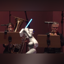 הרובוט מנצח על התזמורת. | מסך מיוטיוב