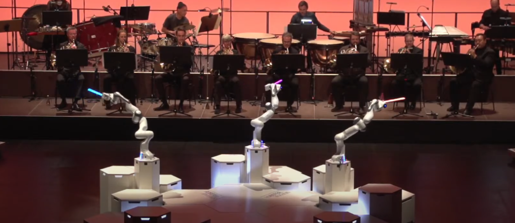הרובוט מנצח על התזמורת. | מסך מיוטיוב