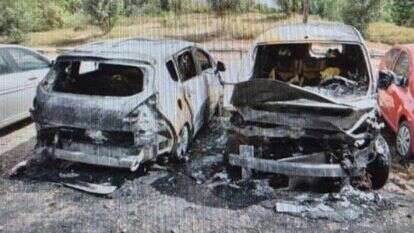 כלי רכב אותם הצית החשוד בפארק הירקון. | דוברות המשטרה