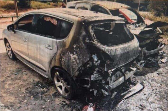 כלי רכב אותם הצית החשוד בפארק הירקון. | דוברות המשטרה