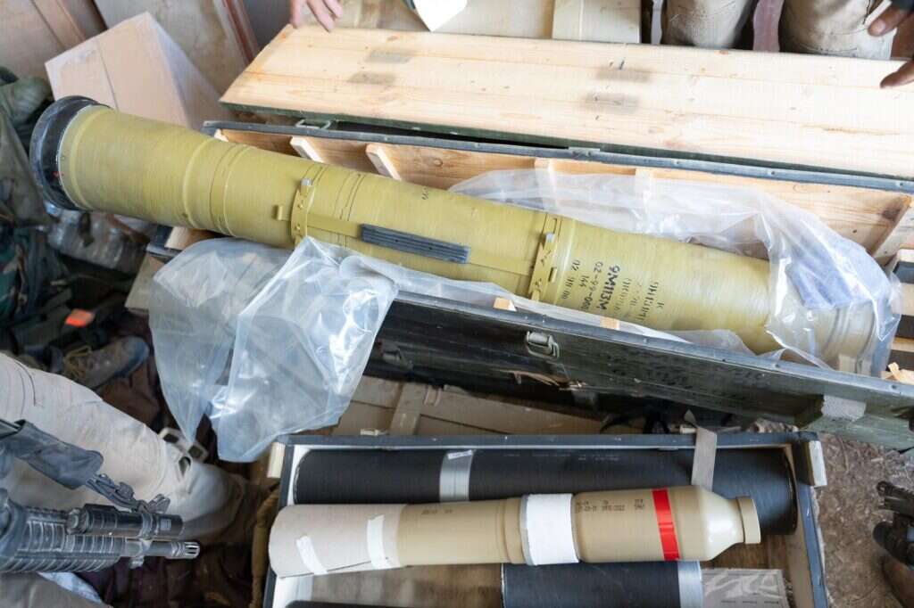 אמצעי לחימה שאותרו במנהרת כוח רדואן סמוך לקריית שמונה. דובר צה"ל