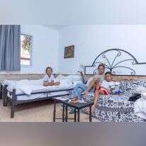 משפחת בכר, מפונים מניר־יצחק. | יוסי אלוני