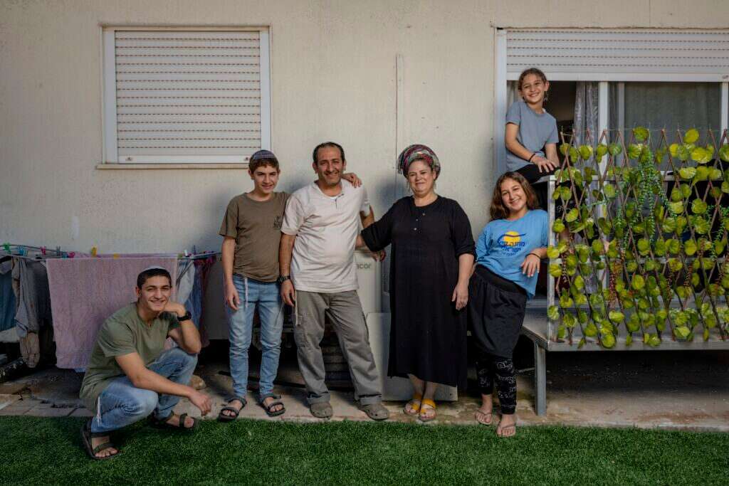 משפחת חקק, מפונה מקריית־שמונה. | נעמה שטרן משפחת חקק, מפונה מקריית־שמונה. | נעמה שטרן