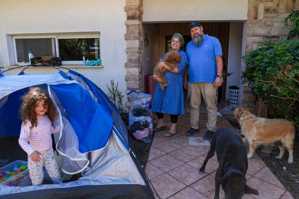 משפחת כהן, מפונה ממושב נטועה. | אייל מרגולין - ג׳יני משפחת כהן, מפונה ממושב נטועה. | אייל מרגולין - ג׳יני