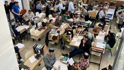 תלמידי ישיבת קריית־שמונה במשכנם הזמני בנחלים | דוברות ישיבת קריית־שמונה