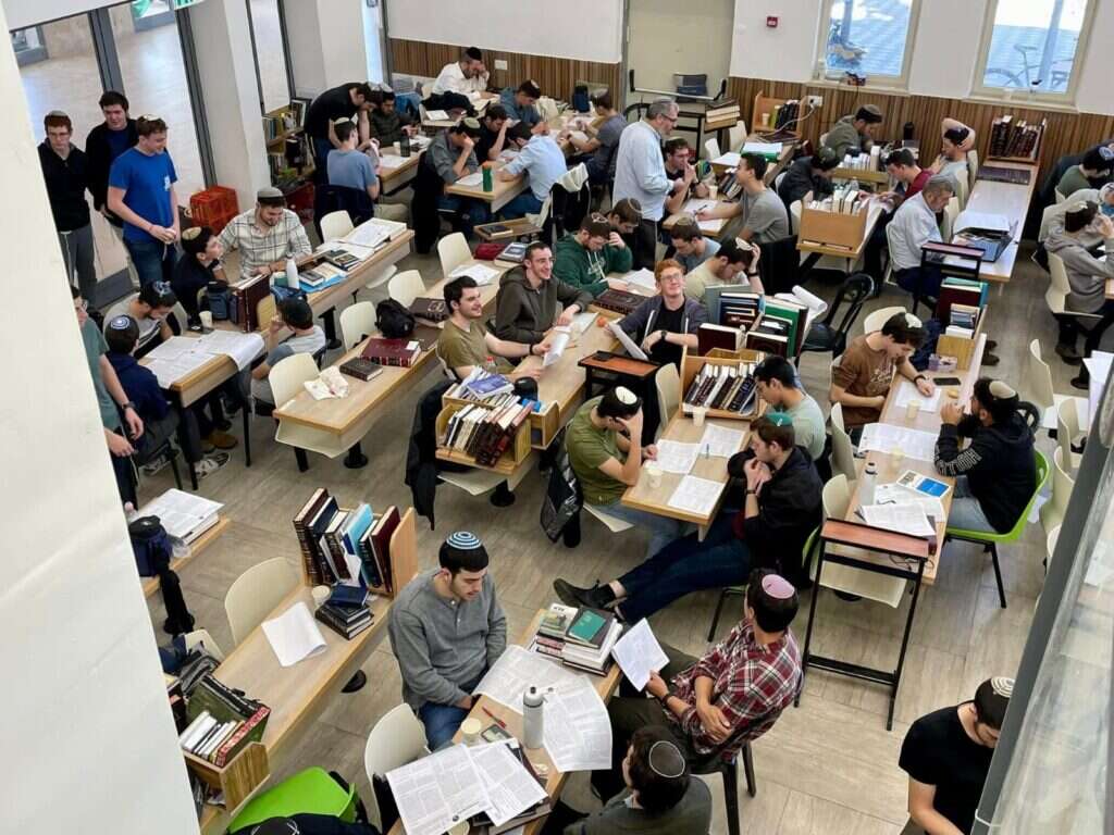 תלמידי ישיבת קריית־שמונה במשכנם הזמני בנחלים | דוברות ישיבת קריית־שמונה