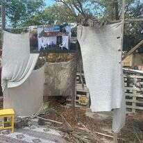 מצווים לשמוח. הסוכה בגינת ביתה של משפחת קדם־סימן טוב.