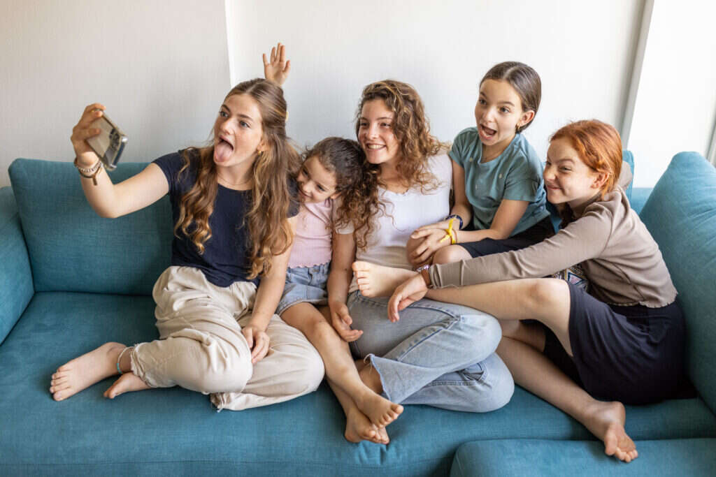 בנות משפחת רבינוביץ. | אבישג שאר ישוב