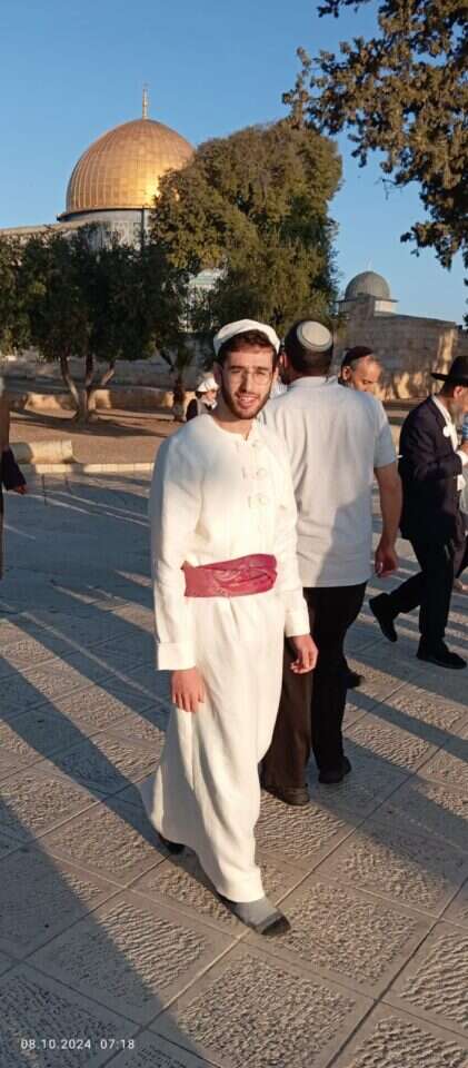 דוד כהן מחיפה עם בגדי כהונה כשרים בהר הבית. | הרב אריה כהן