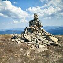 מראה הרּוג'ּום, מערום האבנים על גבי סלע, משנה את חייו ומחזיר אותו אל חלום נעוריו הזנוח | שאטרסטוק