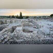 סוכות על גגות המקדשים. תל אוגרית. | שאטרסטוק