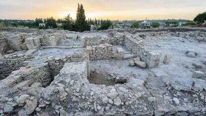 סוכות על גגות המקדשים. תל אוגרית. | שאטרסטוק