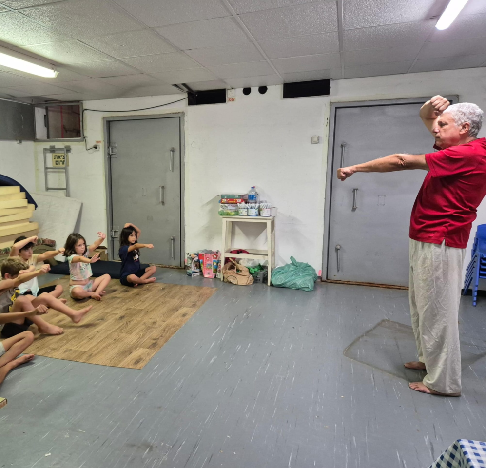 ילדי נווה אטי"ב בחוג קראטה עם המורה מוני במקלט. | סימפל מדיה
