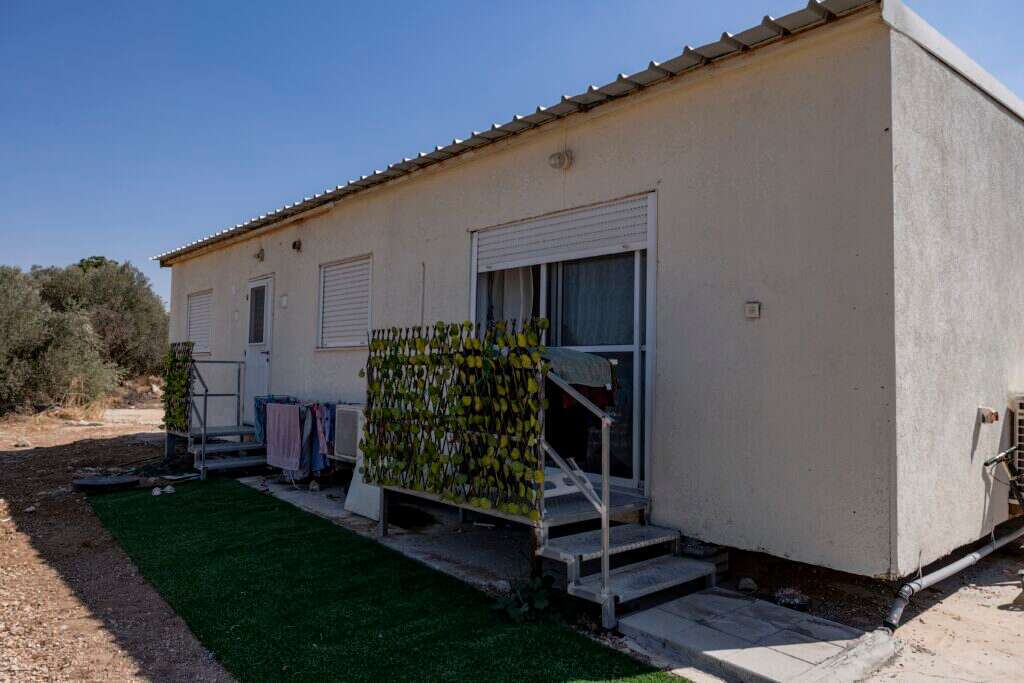 הקרווילה הזמנית של משפחת חקק, ביישוב מבוא־חורון. | נעמה שטרן הקרווילה הזמנית של משפחת חקק, ביישוב מבוא־חורון. | נעמה שטרן