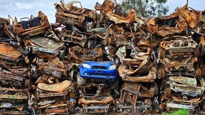 עדות אילמת. מגרש המכוניות השרופות. | משה שי - פלאש 90