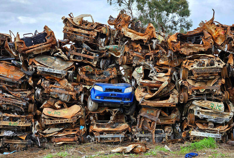 עדות אילמת. מגרש המכוניות השרופות. | משה שי - פלאש 90