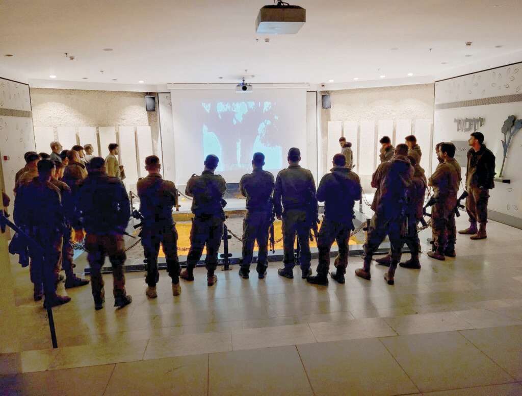 ביקור חיילים במרכז מורשת גוש עציון. | ארכיון גוש עציון