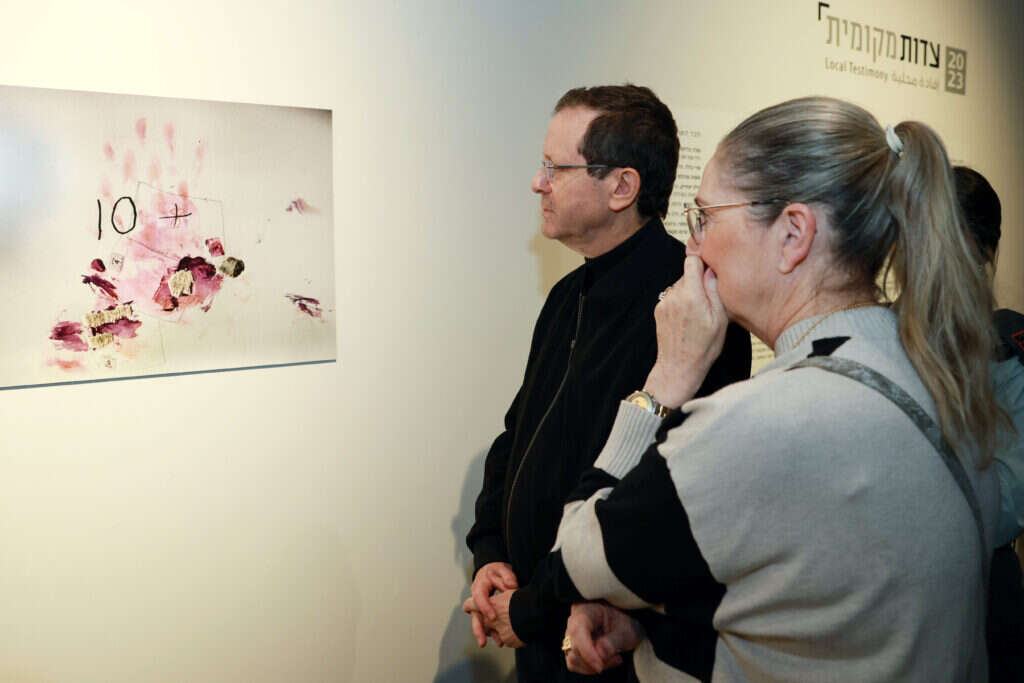 נשיא המדינה הרצוג ורעייתו מבקרים בתערוכת עדות מקומית. | דנה קופל