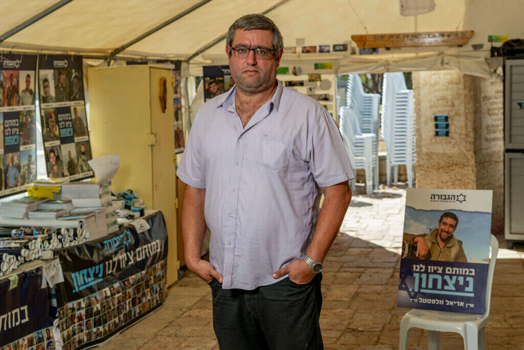 וולי וולפסטל, עם תמונת בנו סרן במיל' אריאל מרדכי ז"ל. | נעמה שטרן