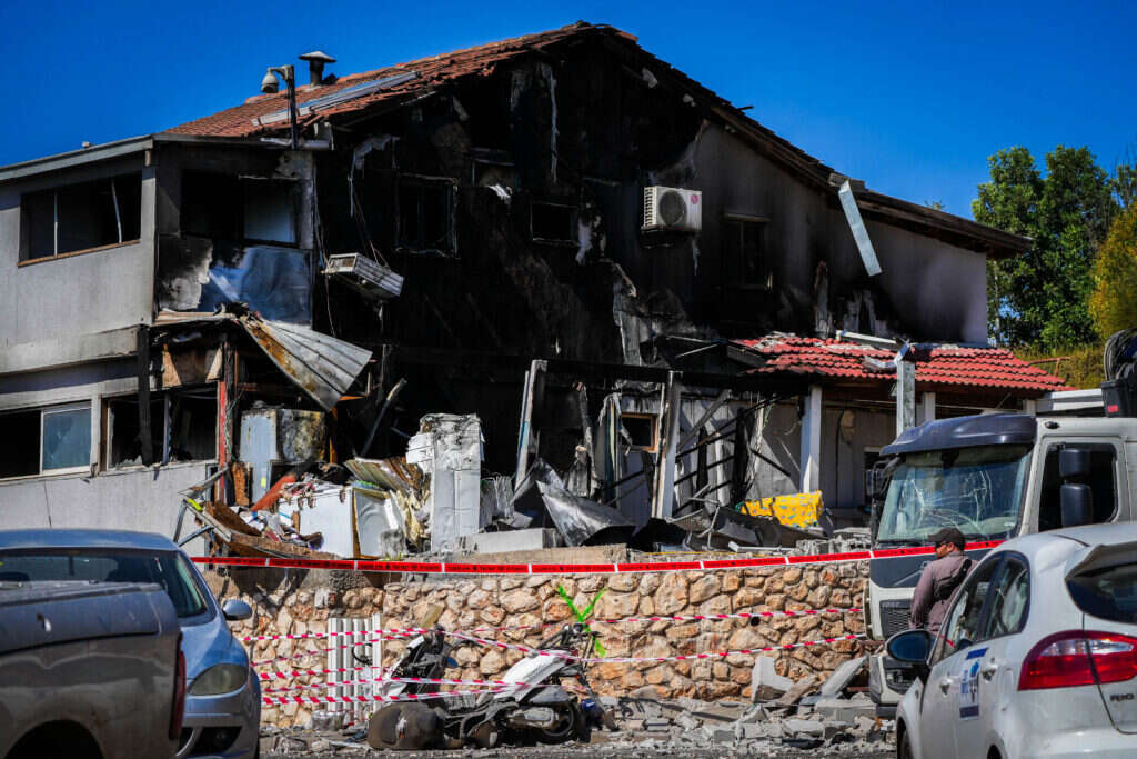 "בזכות הענווה, הסבלנות והאמונה שלהם, יש כוח לכל המדינה". בית שנפגע מטיל בצפת, לפני כחודש. | אייל מרגולין, פלאש 90