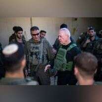 שר הביטחון עם הלוחמים בגבול לבנון. | אריאל חרמוני - משרד הביטחון