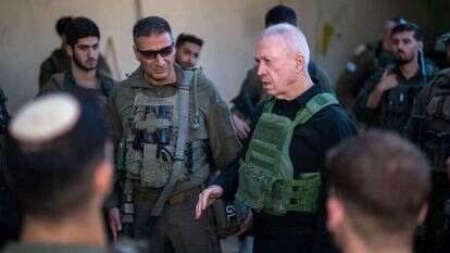 שר הביטחון עם הלוחמים בגבול לבנון. | אריאל חרמוני - משרד הביטחון