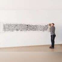 איתן עם היצירה "קומא". | נעמה פז