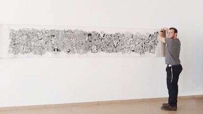 איתן עם היצירה "קומא". | נעמה פז