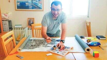 איתן ז"ל בעת העבודה על היצירה "קומא". | באדיבות המשפחה