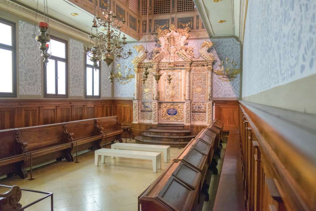 שומרים על המנהג. בית הכנסת האיטלקי בירושלים. | שאטרסטוק שומרים על המנהג. בית הכנסת האיטלקי בירושלים. | שאטרסטוק