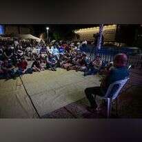 שיח בכיכר החטופים. | אבשלום ששוני - פלאש 90 שיח בכיכר החטופים. | אבשלום ששוני - פלאש 90