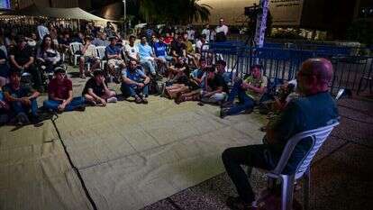 שיח בכיכר החטופים. | אבשלום ששוני - פלאש 90