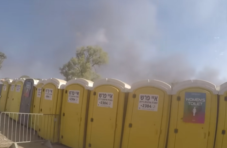 השירותים כפי  שתועדו במצלמת  המחבלים. | מסך