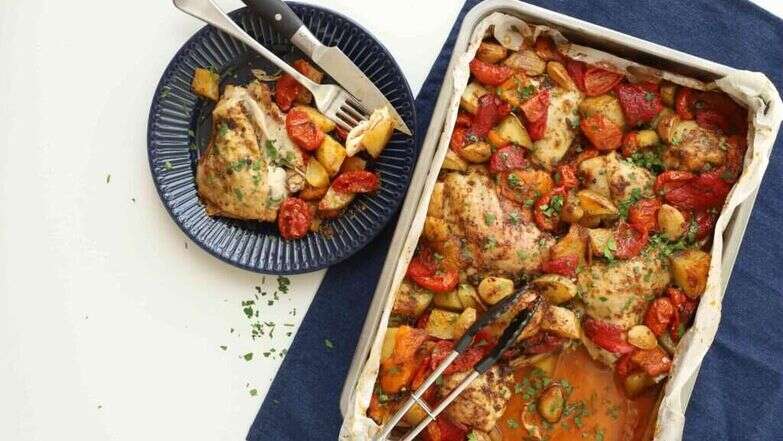 עוף עם פלפלים קלויים וירקות. | אפרת ליכטנשטט