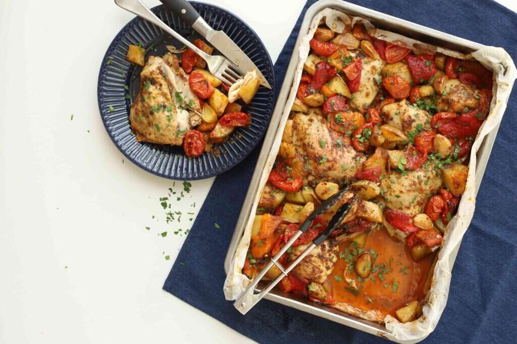 עוף עם פלפלים קלויים וירקות. | אפרת ליכטנשטט