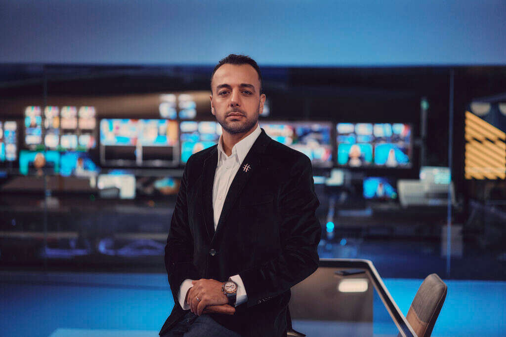 פוריה זרעטי, באולפני "איראן אינטרנשיונל". | טום ג'יימסון, וושינגטון פוסט פוריה זרעטי, באולפני "איראן אינטרנשיונל". | טום ג'יימסון, וושינגטון פוסט