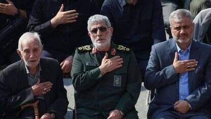 מפקד כוח קודס אסמאעיל קאאני בהלווייתו בטהרן של עבאס נילפורשאן, מפקד כוח קודס בסוריה ולבנון, שנהרג עם צמרת חיזבאללה בביירות. | איי.אף.פי מפקד כוח קודס אסמאעיל קאאני בהלווייתו בטהרן של עבאס נילפורשאן, מפקד כוח קודס בסוריה ולבנון, שנהרג עם צמרת חיזבאללה בביירות. | איי.אף.פי